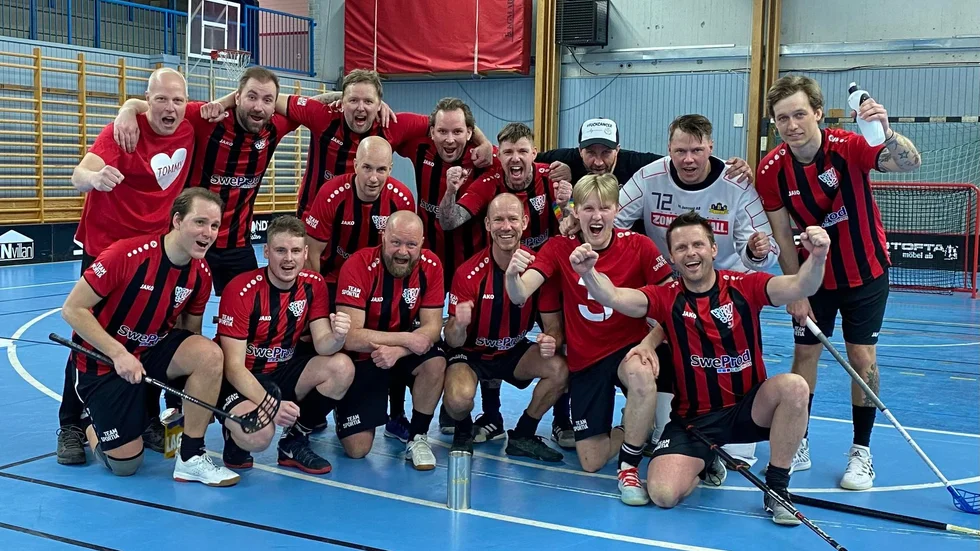 Gråbo 92 vann GFL 22-23. Här är alla spelare, bakre raden: Kenneth Wahlström, Robin Andersson, Philip Thiding, Robin Melin, Nicklas Lindström, Robert Larsson, Christoffer Marquart, Jesper Dahlström. Främre raden: Pontus Klingenström, Emil Lagerqvist, Christoffer Lindberg, Niklas Karlsson, Fredrik Larsson, Linus Borg, Mats Pettersson.
