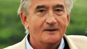 Antony Beevor, född 1946 och bosatt i London, är en av vår tids ledande militärhistoriska författare. Han har ett förflutet som brittisk officer, men hoppade av för att skriva på heltid. Hans böcker om Stalingrad och Berlin – Slutstriden 1945, har översatts till 30 språk. I juni 2012 kom hans riktiga storverk, den 1000-sidiga boken "Andra världskriget".