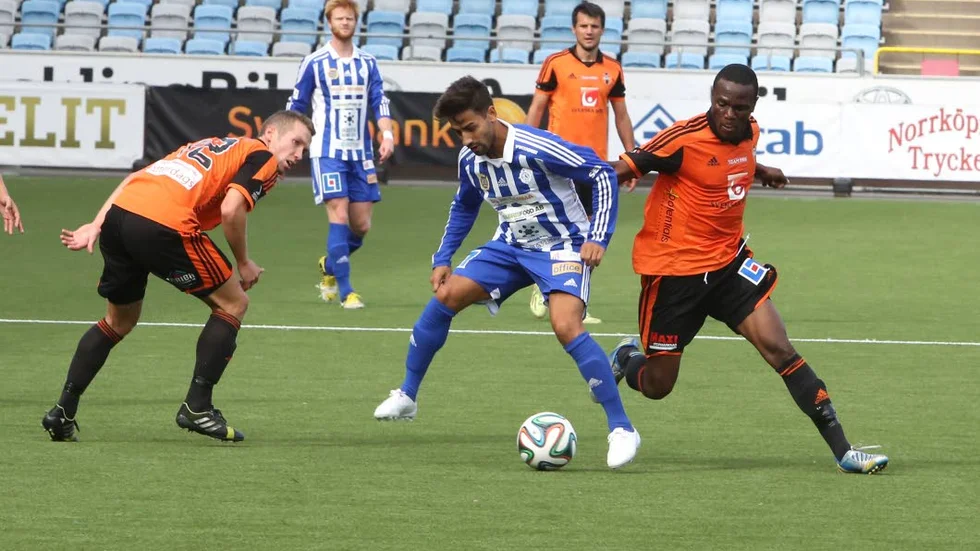 Riki Cakic (mitten) i sin gamla klubb IK Sleipner.