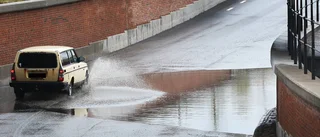 Väg vid tunnel svämmade över