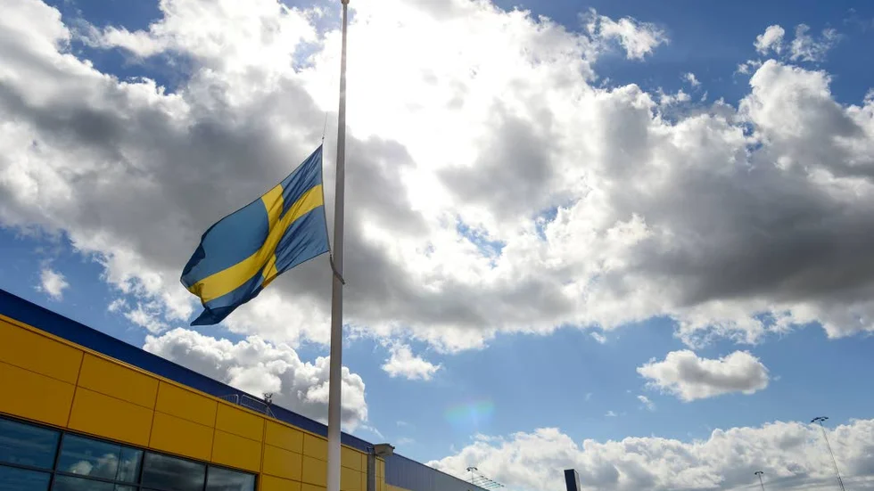 Västerås. Flaggan på halv stång utanför Ikea.