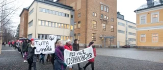 Manifestation mot planer på att säga upp lärare