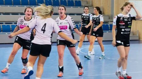 Nej, det är inte sant... Spelarna i Boden Handboll tar sig för pannan sedan Helsingborg kvitterat till 24-24 i allra sista sekunden.