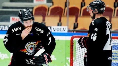 Ett frivilligt, och lättare träningspass på is. I stort sett alla spelare är med och kör. Det är baraTopi Jaakola och Robin Jonsson som står över fredagens träning.