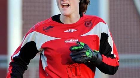 Trots fina ingripanden av Anna Carlsson Dahlberg satte Östersund stopp för Notvikens planer på att kvala sig till Damettan. FOTO: KURT ENGSTRÖM