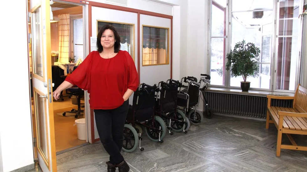 Välkommen. Camilla Lindberg håller dörren öppen för läkare och sjuksköterksor som kan tänka sig att jobba i Kisa.