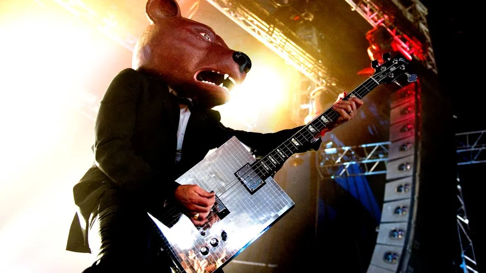 En jättebamsing till björn. Teddybears är en institution i svenskt musikliv. Bröderna Åhlund har bland annat producerat Robyn och Håkan Hellström.