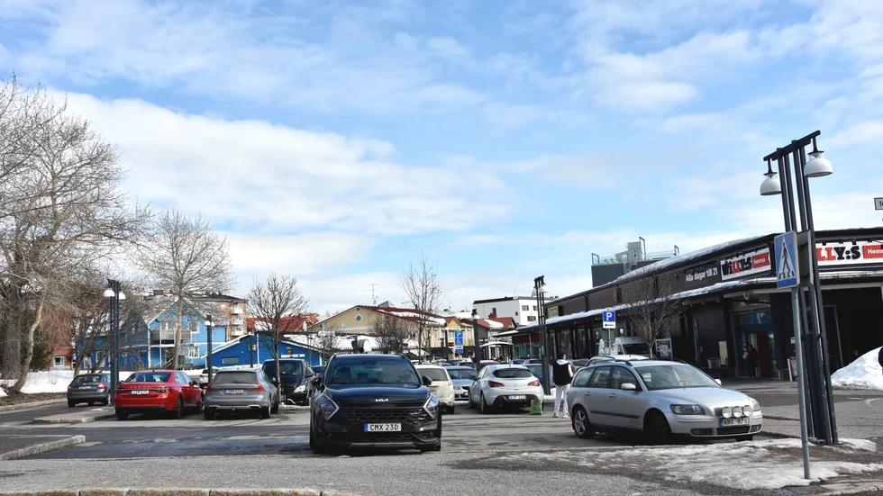 Parkeringen vid gallerian i Kalix. Nu när snön och isen är borta framgår att många linjer på parkeringen inte finns kvar.
