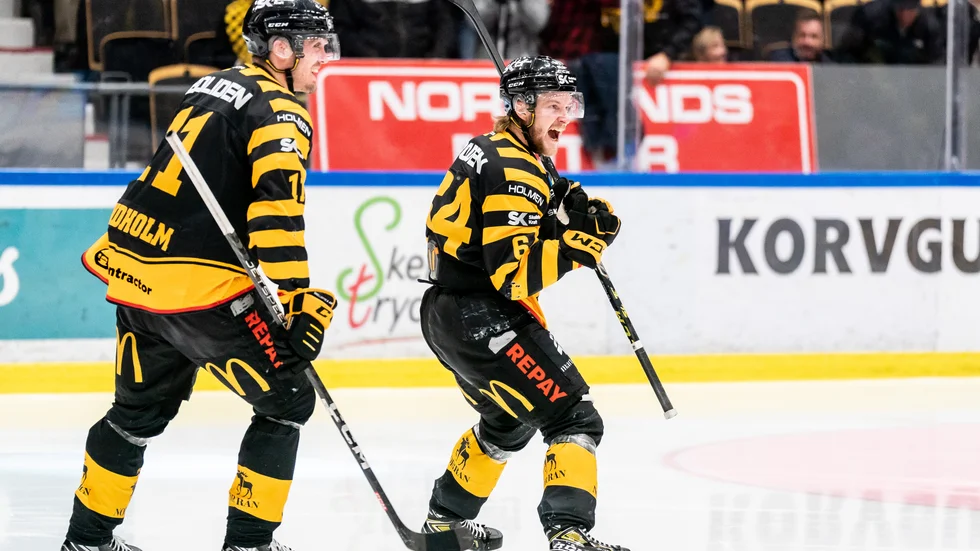 Jonathan Pudas jublar efter att ha avgjort den femte semifinalmatchen mot Örebro.