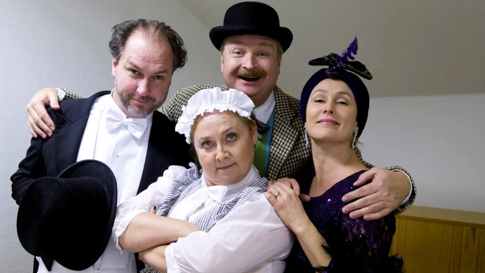 Spelet kan börja. Lasse Olofsson, Pernilla Parszyk, Niclas Angerborn och Mia Poppe spelar nyårsfarsen "Hjälten från Stångån" på Sagateatern i Linköping.