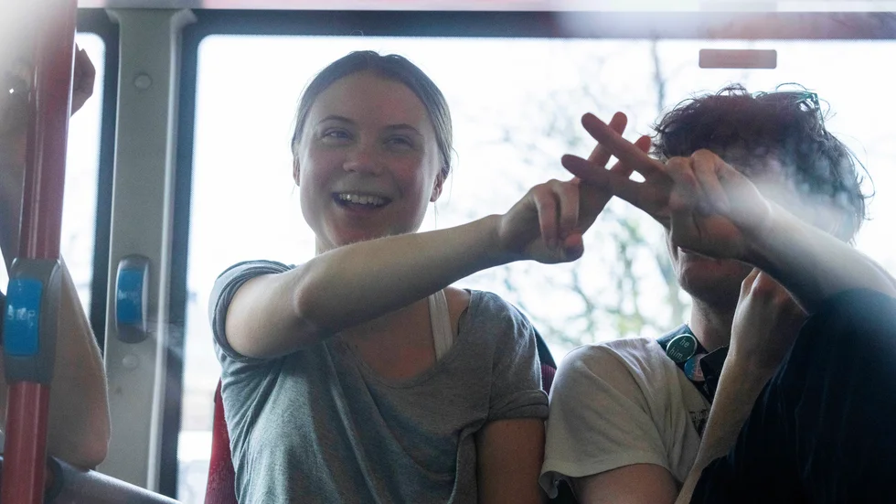 Greta Thunberg frihetsberövades i Haag tillsammans med flera andra demonstranter och fördes bort i en buss.
