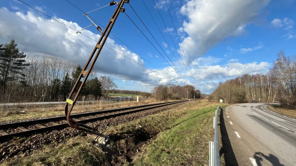 En rejält böjd stolpe som behöver åtgärdas innan tågen kan rulla mellan Norrköping och Kolmården igen.