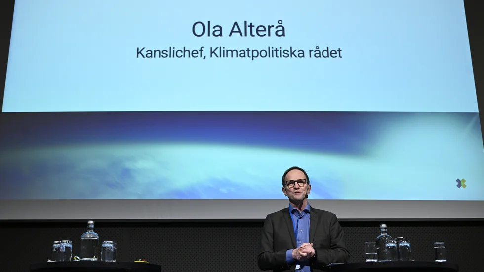 "Rådet utför sitt uppdrag såsom det anges i det klimatpolitiska ramverket, som samtliga åtta riksdagspartier står bakom. Rådet består av landets ledande forskare utan partipolitisk koppling, tvärtemot vad som nu cirkulerar i sociala medier".