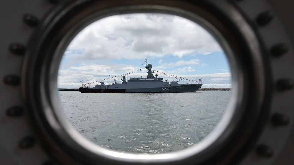 Det ryska krigsfartyget Serpuchov uppges ha blivit angripet och stucket i brand i Kaliningrad. Här ses det i hamnen i Baltijsk i juli 2022. Arkivbild.