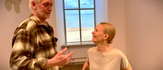 Dansar barfota i två ton sand på konstmuseet