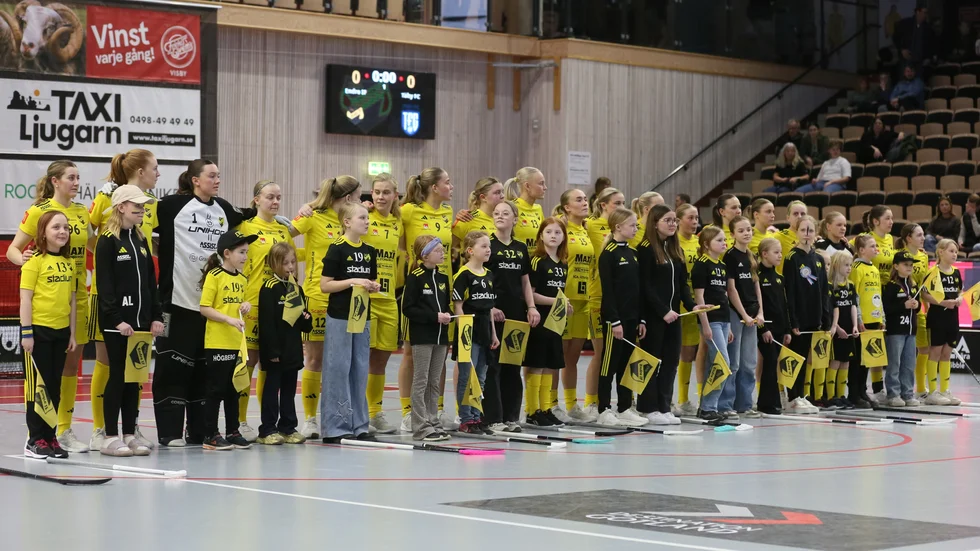 Delar av Endre F15-lag som åker till Friends arena för att medverka som "finalknattar".