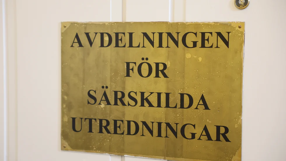 Polisens avdelning för särskilda utredningar har utrett ärendet eftersom de misstänkta brotten skett när ex-politikern haft uppdrag inom rättsväsendet.