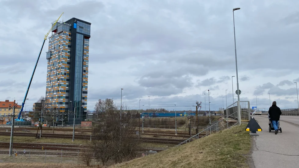 Jättekranen syntes på långt håll när arbetet pågick under tisdagen.