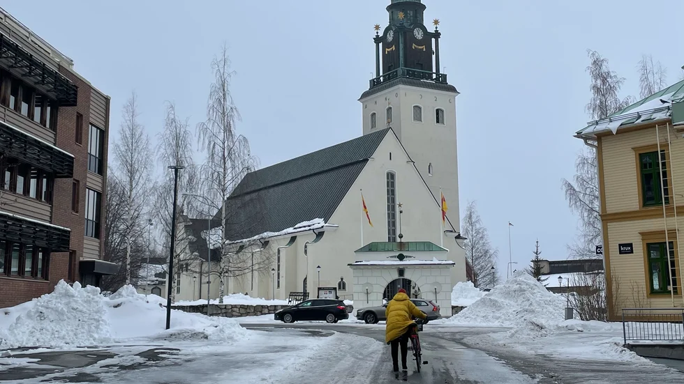 Klockan 11 på påskdagen kunde klockringningen vid Sankt Olovs kyrka höras i Skellefteå.