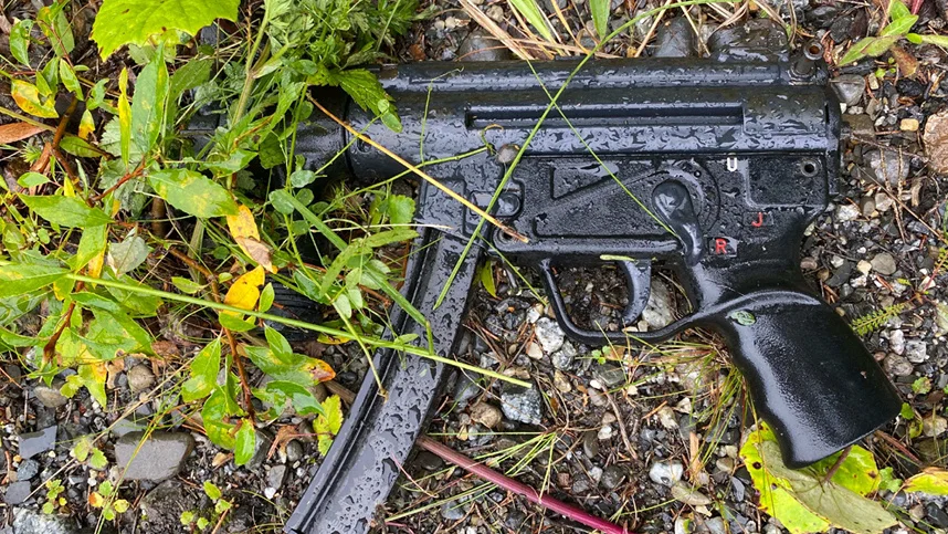 Den kulsprutepistol som ska ha använts av gärningsmännen hittades slängd i ett dike av en polishund dagen efter biljakten.