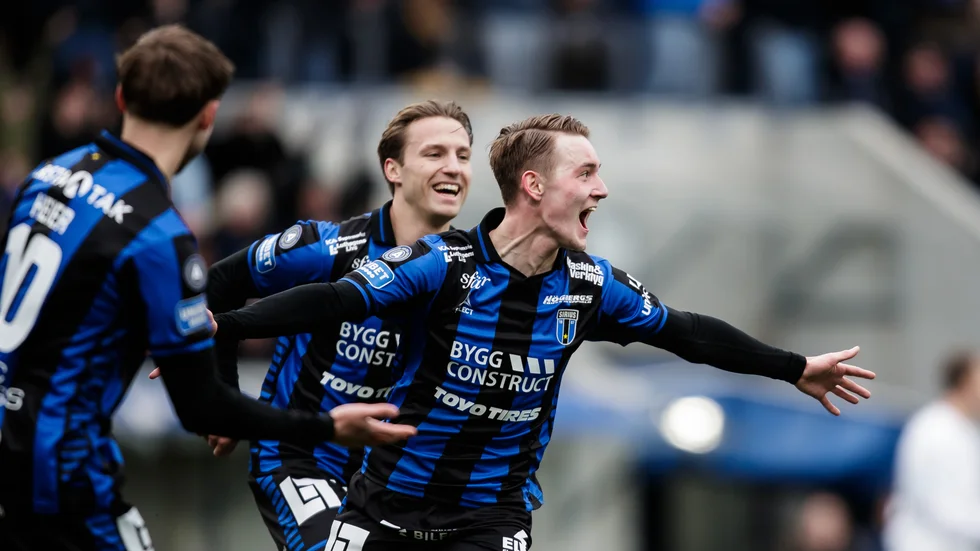 Noel Milleskog har just gjort ett drömmål för sitt Sirius. Daniel Stensson och Melker Heier försöker hänga på Milleskog när han jublar.