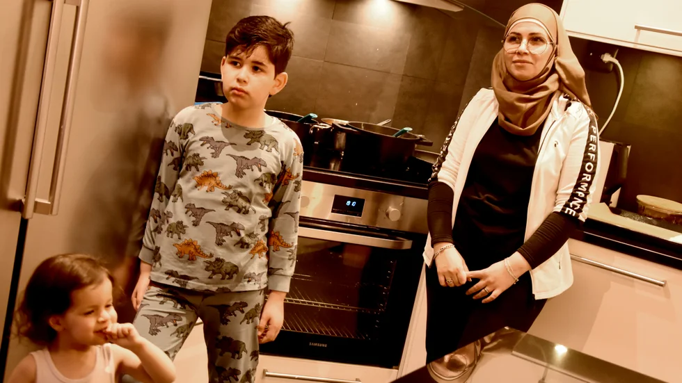 Mamma Sheyma'a och barnen Shacker och Julia i familjens kök strax innan det är dags för kvällens middag. Inom religionen är det tydligt vilka som inte omfattas av fastan, däribland små barn. 