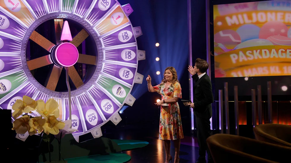 Programledarna Lotta Engberg och Daniel Norberg när Gunilla Lindell ringde in och vann.
