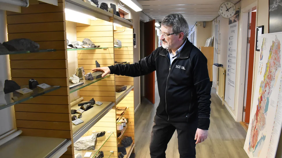 Hans Selbach bor i Malå, kommer ursprungligen från Tyskland, har arbetat som geolog i många år, varav de fyra senaste åren vid SGU i Malå. Han beskriver sitt yrke som drömjobbet: ”Vi vill veta vad som håller ihop jorden, vad som finns under ytan. Och att vara ute i fält är det bästa man kan föreställa sig”, säger han.