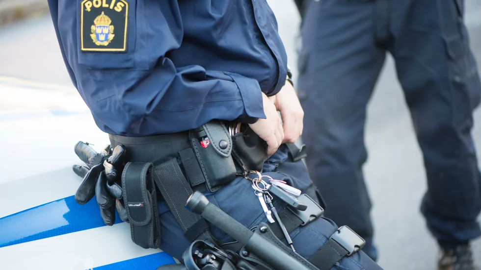 Polisen assisterade en annan patrull vid ett omhändertagande av en berusad man på Drottninggatan i februari. Trots att mannen var handfängslad sprayades han i ansiktet med pepparspray. 