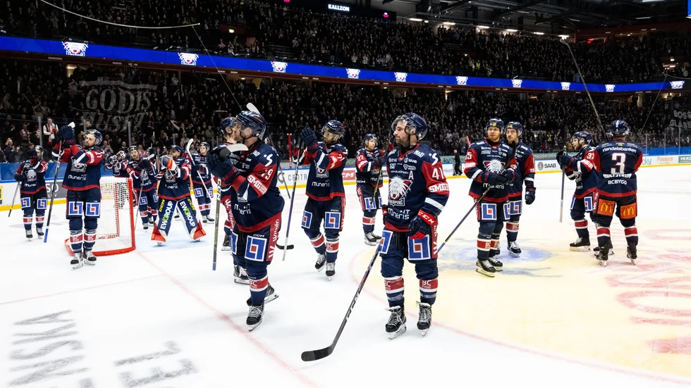 LHC tackar av supportrarna efter säsongens sista match. 