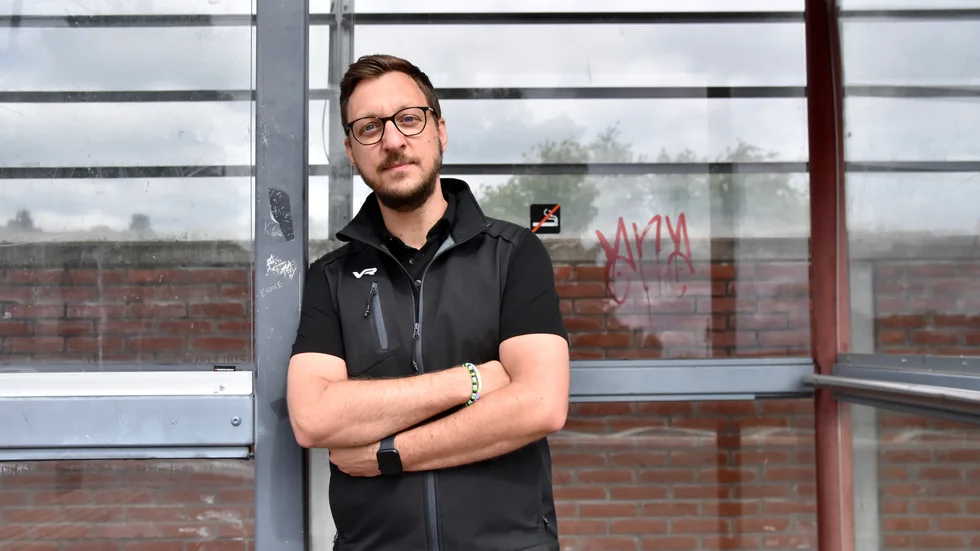 Förra våren gick Henrik Nyberg ut lokförarutbildningen i Mjölby. Han fick jobb direkt på företaget VR som kör Östgötapendeln.