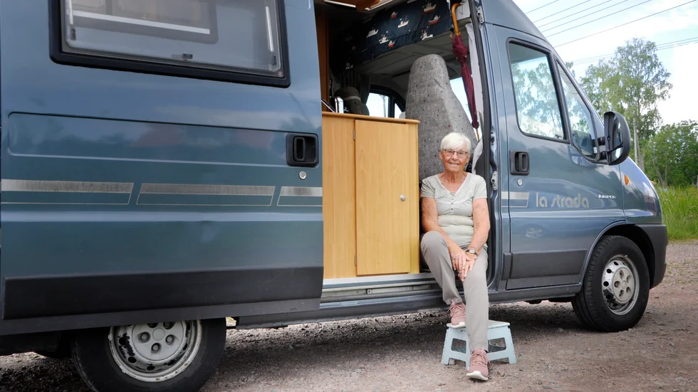 Birgitta Bodin fricampar. Hon ställer husbilen på den vackraste platsen hon kan hitta. Hon är ute i snitt tio månader om året. Och åker alltid ensam.