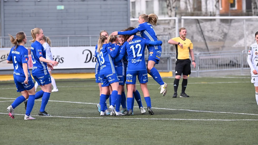 Sunnanå SK får fortsatt namnrättigheterna för Norrvallas konstgräsplan, som kommer heta Electrolux Home arena tre år till.
