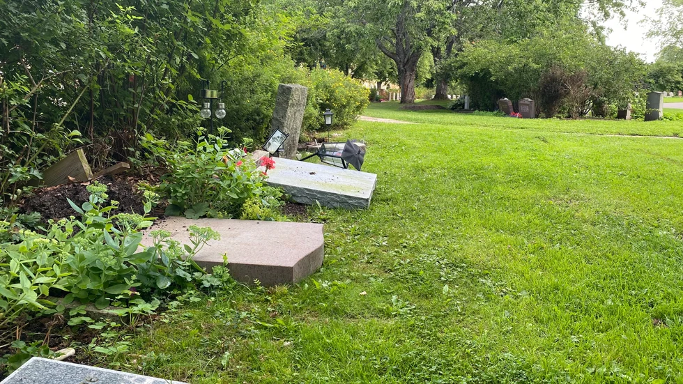 Under natten mot tisdag utsattes Gamla kyrkogården för vandalisering.