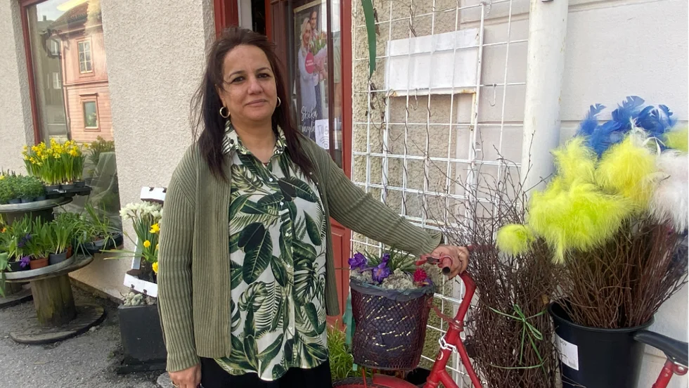 Raghad Al-Azzawi utanför Malmköpings Blomsterhandel. Arkivbild.