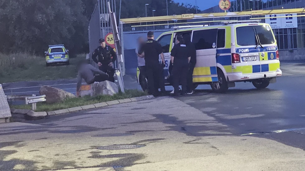 Poliser i insats utanför Mirum i Norrköping under måndagskvällen. 