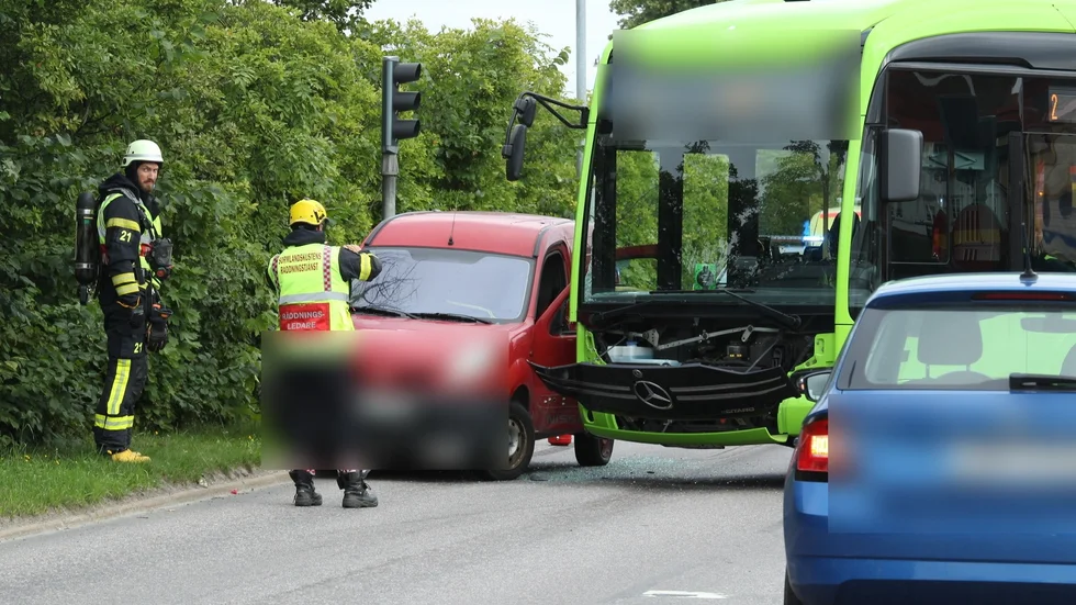Trafikolycka i Nyköping mellan personbil och buss.