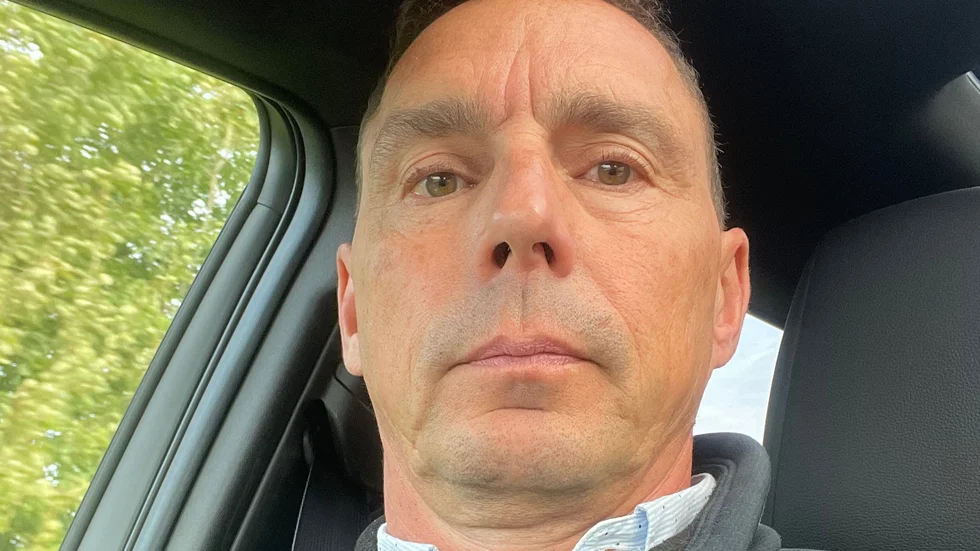 Jonas Löf, verksamhetschef för ambulanssjukvården i Region Kalmar län, stannar på jobbet tills det att hans ersättare är på plats i början av maj.
