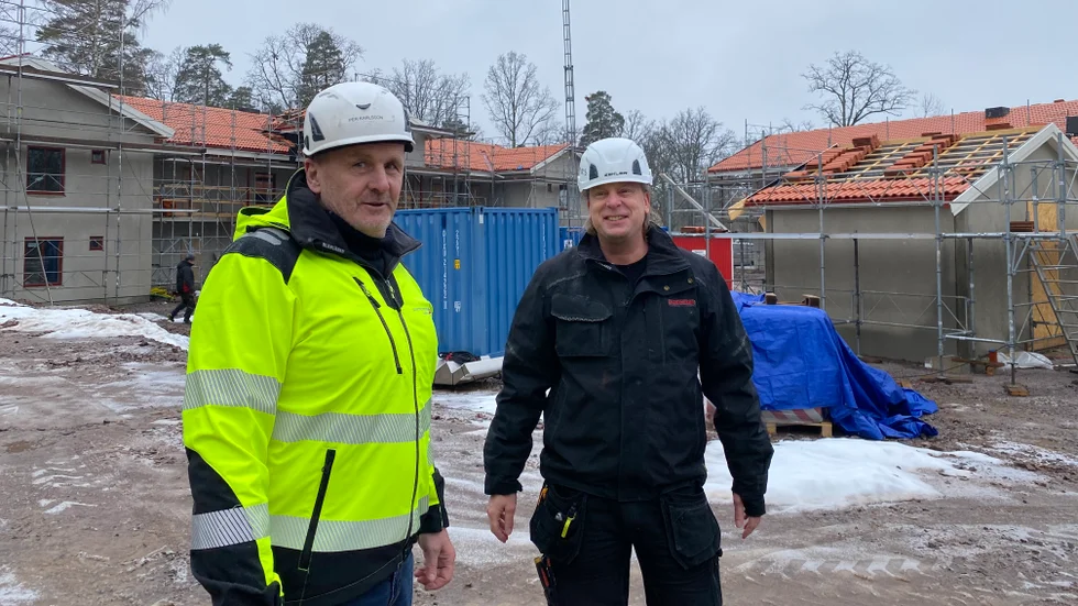 Per Karlsson och Thomas Andersson vid de nya hyreshusen på Gertrudsvik.