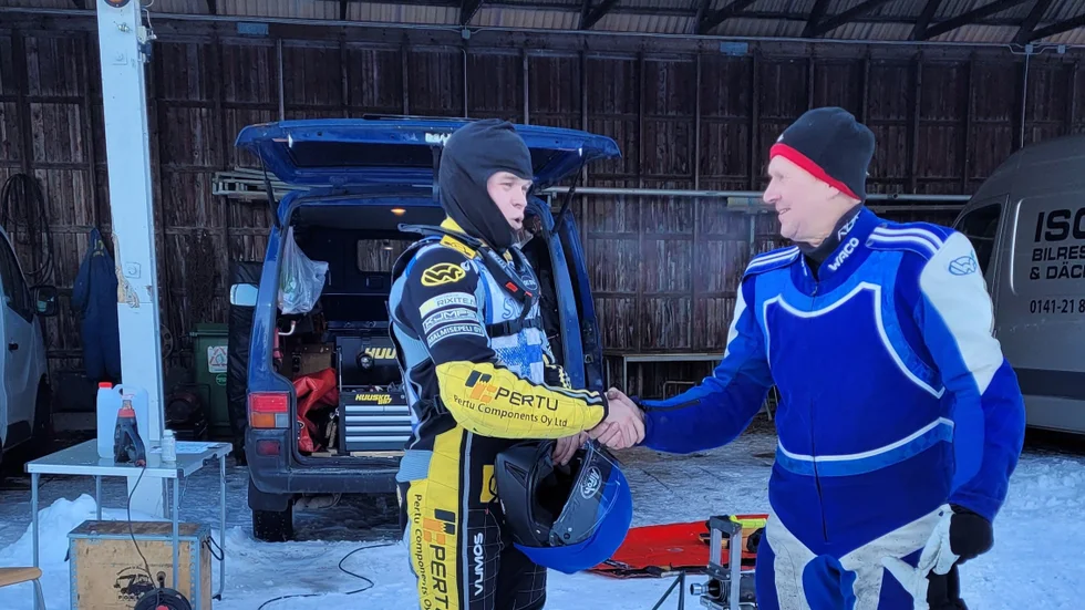 Motalas isracingfantom Seppo Siira kom tia i SM förra helgen och på NM slutade han också tia efter poäng i alla heat. Här tillsammans med vinnaren Heikki Huusko.