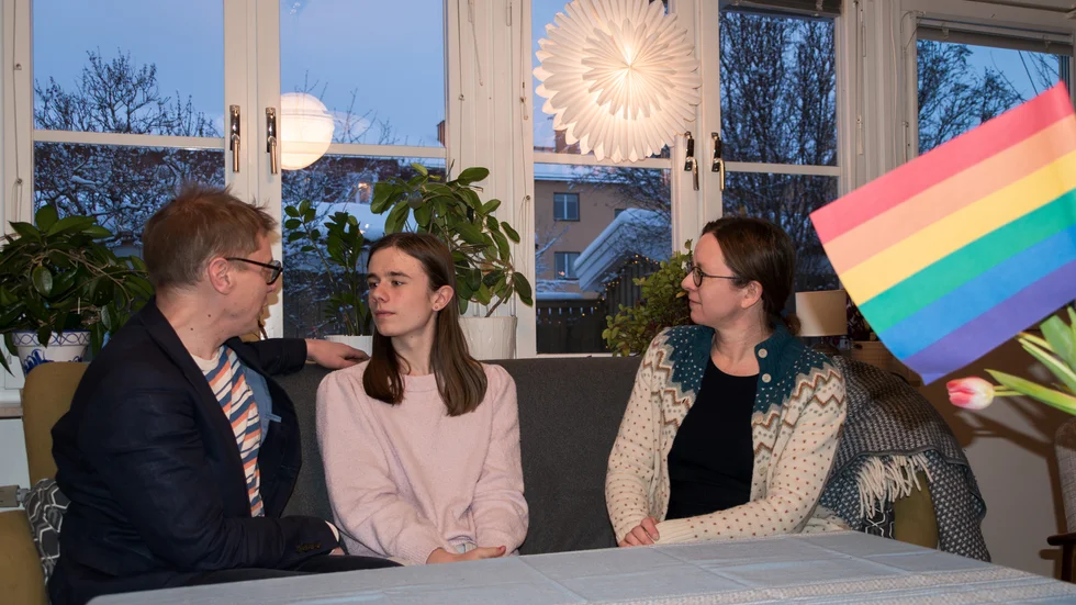 Frederik, Emilie och Elisabeth har alla fått fått sätta sig in i HBTQ-frågor. Föräldrarna är imponerade av den nya generationen. "Ni är mycket mer öppna och tillåtande än vi", säger Elisabeth till Emilie, som valt sitt namn själv. 