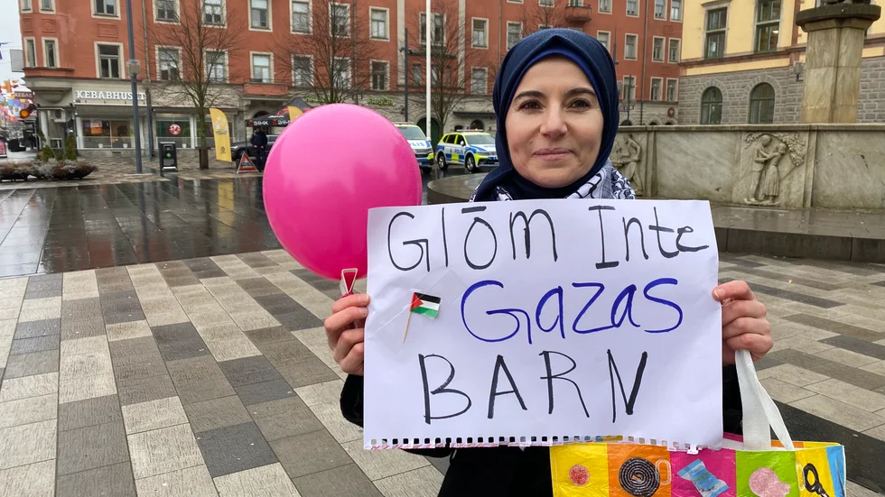 Rabab Anan protesterade under Melloparaden och blev tillsagd av polis.