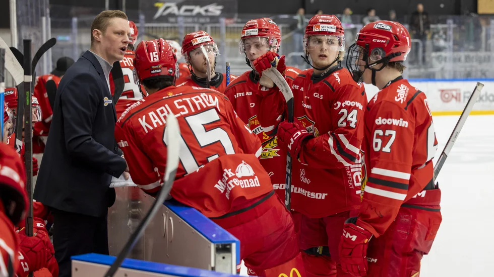 Almtunatränaren Robert Kimby pratar med spelarna under matchen i Gränbyhallen mot Tingsryd. Efteråt var han mest missnöjd med lagets prestation.