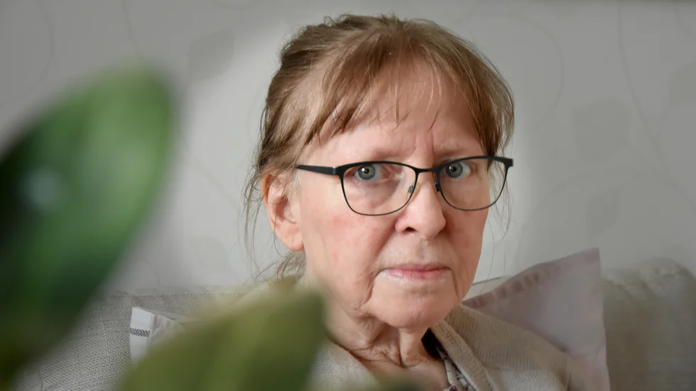 Maria Fredriksson är kritisk till läkarens agerande, då han valde att skriva ut kortisonsalva istället för att begära in hennes tidigare journaler. 