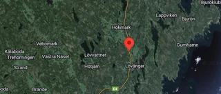 Lastbil i diket på E4 i Lövånger