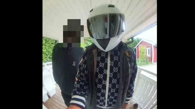 Till en början försökte sonen låsa upp föräldrarnas ytterdörr med sin nyckel, men snart insåg gärningspersonerna att paret bytt lås.