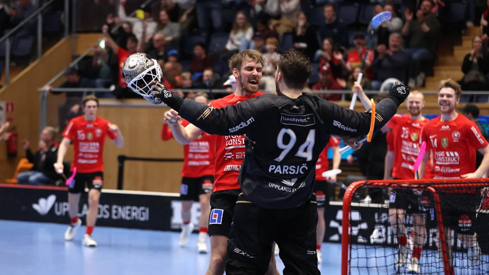 Tobias Gustafsson och Måns Parsjö jublar ikapp efter slutsignalen.
