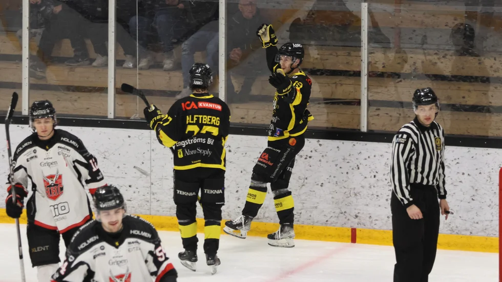 Anton Carlsson firar sitt kvitteringsmål. I samband med målet blev han av med klubban.