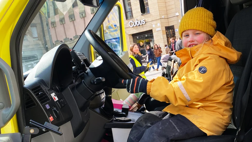 Alice Elmgren Grönberg provsitter ett av Ambulanser till Ukrainas fordon. I helgen visade initiativet upp sig för Uppsalaborna på Stora Torget.