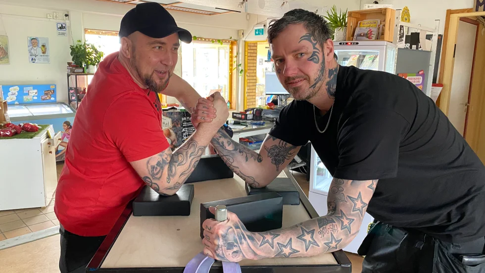 Sven Poschwald från Hjorteds lanthandel bryter arm med Kim Myhr.